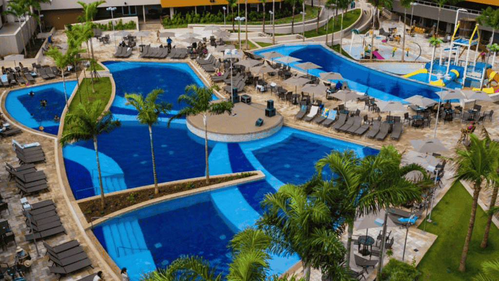 Nove piscinas? A área de lazer do Enjoy Solar das Águas Park Resort transformou o mergulho em esporte oficial das férias!