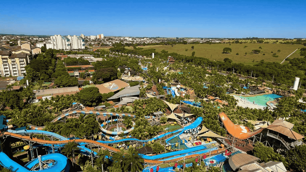 Dica Enjoy Solar das Águas: vá ao Thermas dos Laranjais antes do check-in e descubra como começar o dia com um splash de diversão.