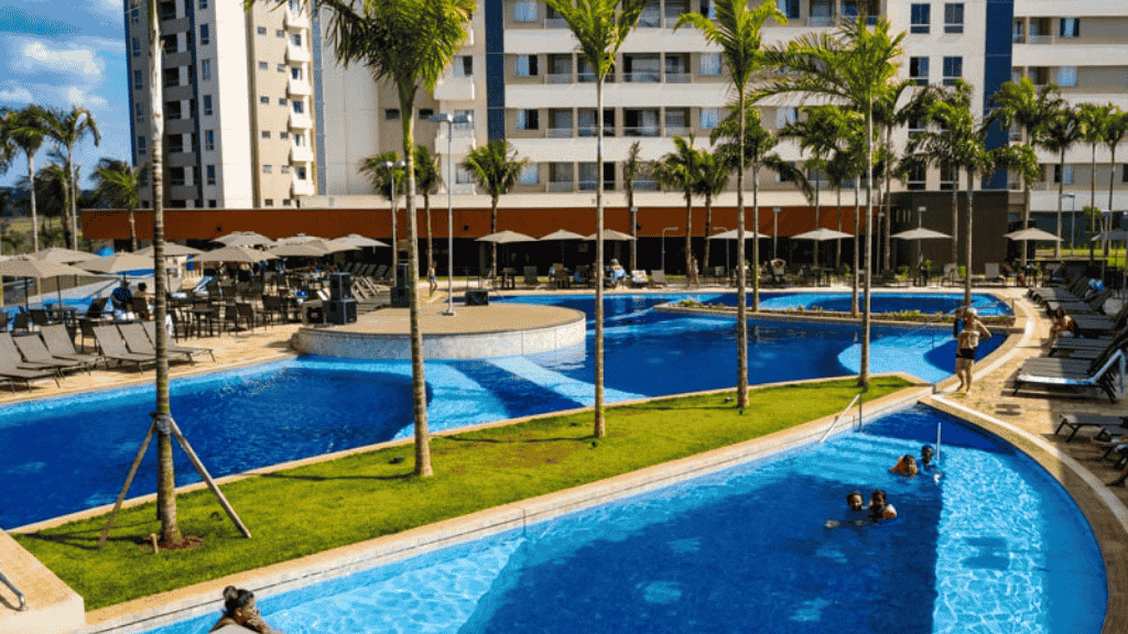 As piscinas do Enjoy Solar das Águas não são apenas grandes, elas são o centro da diversão para crianças, adultos e até quem só gosta de relaxar.