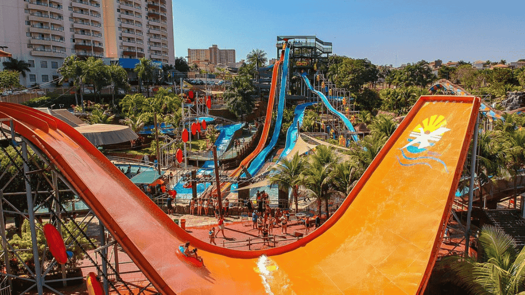 Hot Beach é o lugar onde tranquilidade encontra diversão: escolha entre a praia com ondas, o rio lento ou atrações perfeitas para curtir com a família.